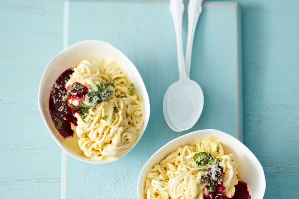 Rezept: Spaghetti-Eis mit Kirschsauce