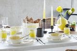 Gedeckter Tisch in sommerlichem Gelb