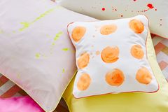 Selbermachen: Mit Farbe Kissen verschönern