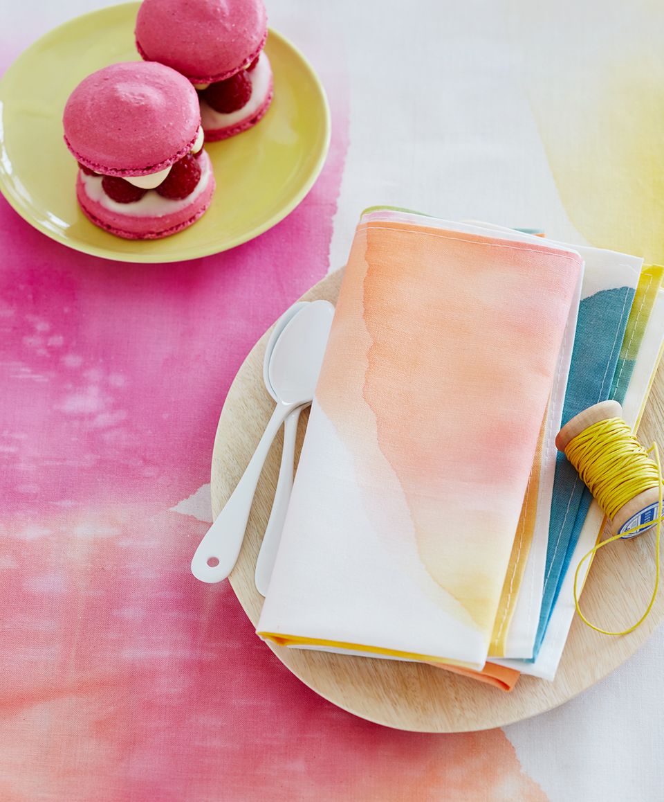Selbermachen: Servietten und Tischläufer mit Stofffarbe