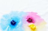 Selbermachen: Batik-Optik mit Stofffarbe und Eiswürfel machen