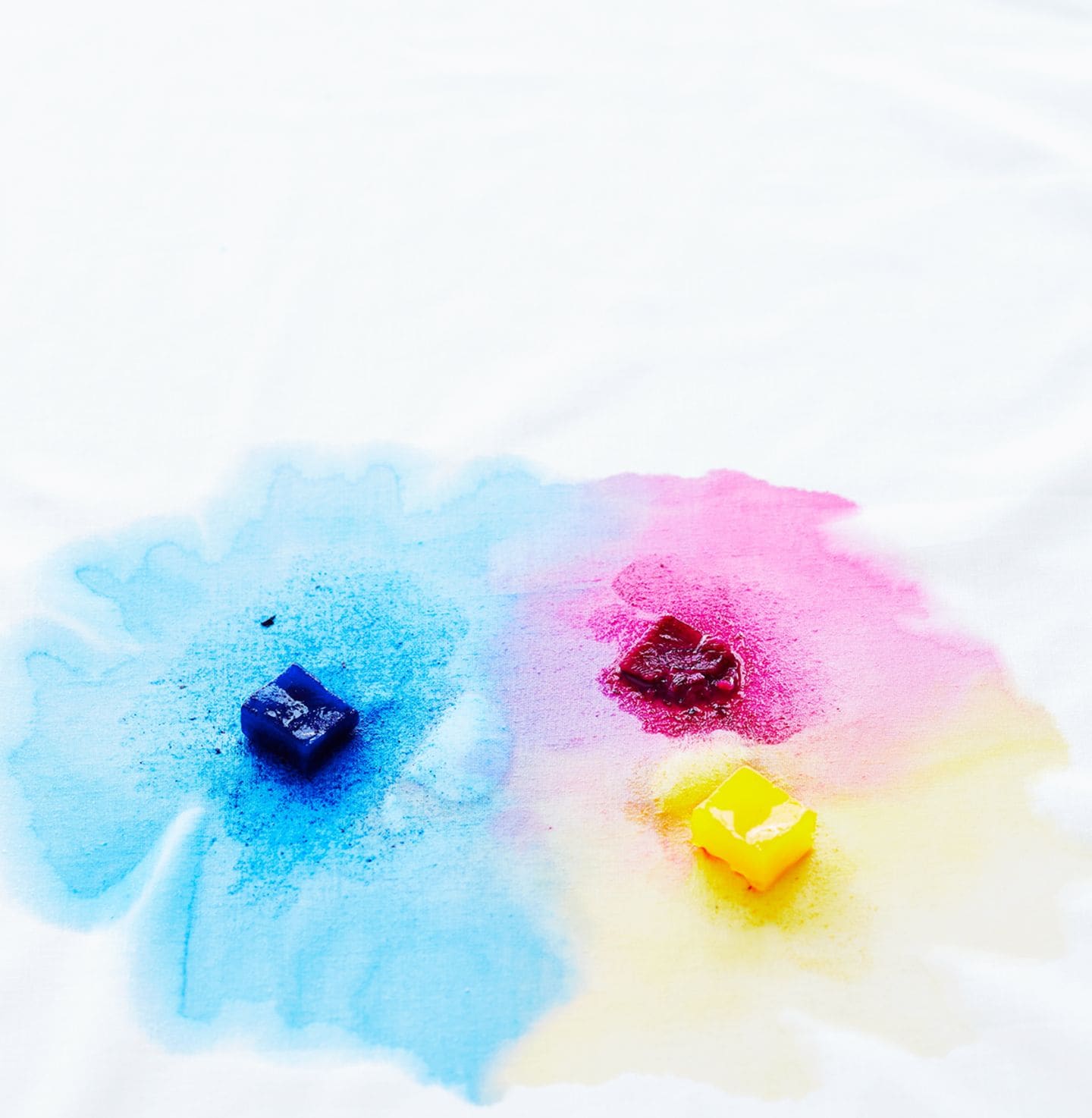 Selbermachen: Batik-Optik mit Stofffarbe und Eiswürfel machen
