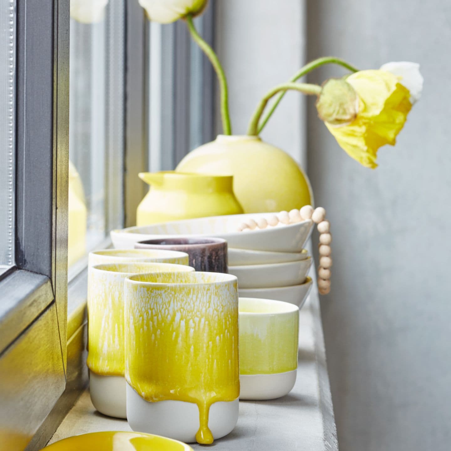Keramikbecher mit Farbnasen, Tischdecko in sommerlichem Gelb