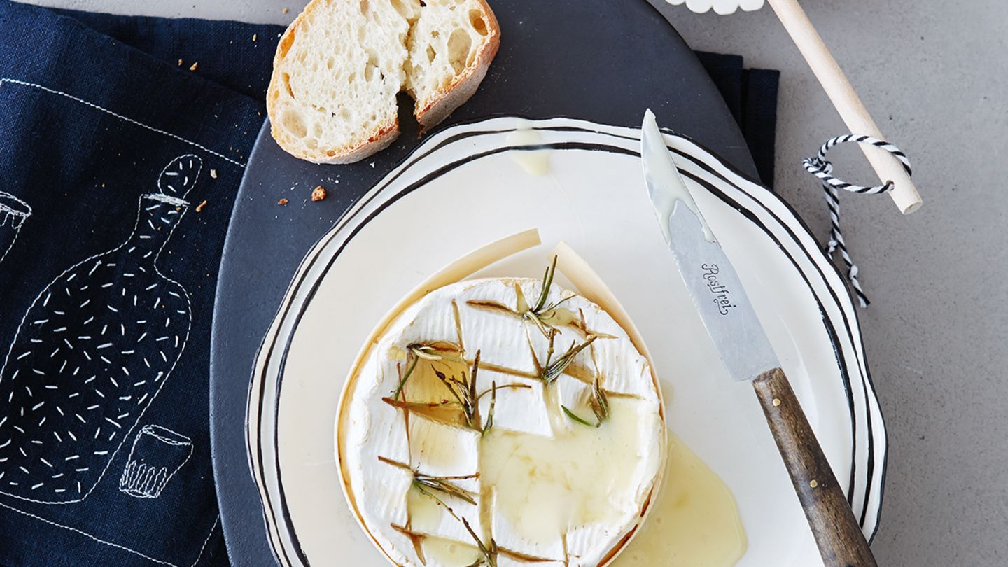 Ofen-Camembert mit Honig und Rosmarin von Zucker, Zimt &amp; Liebe: Rezept ...