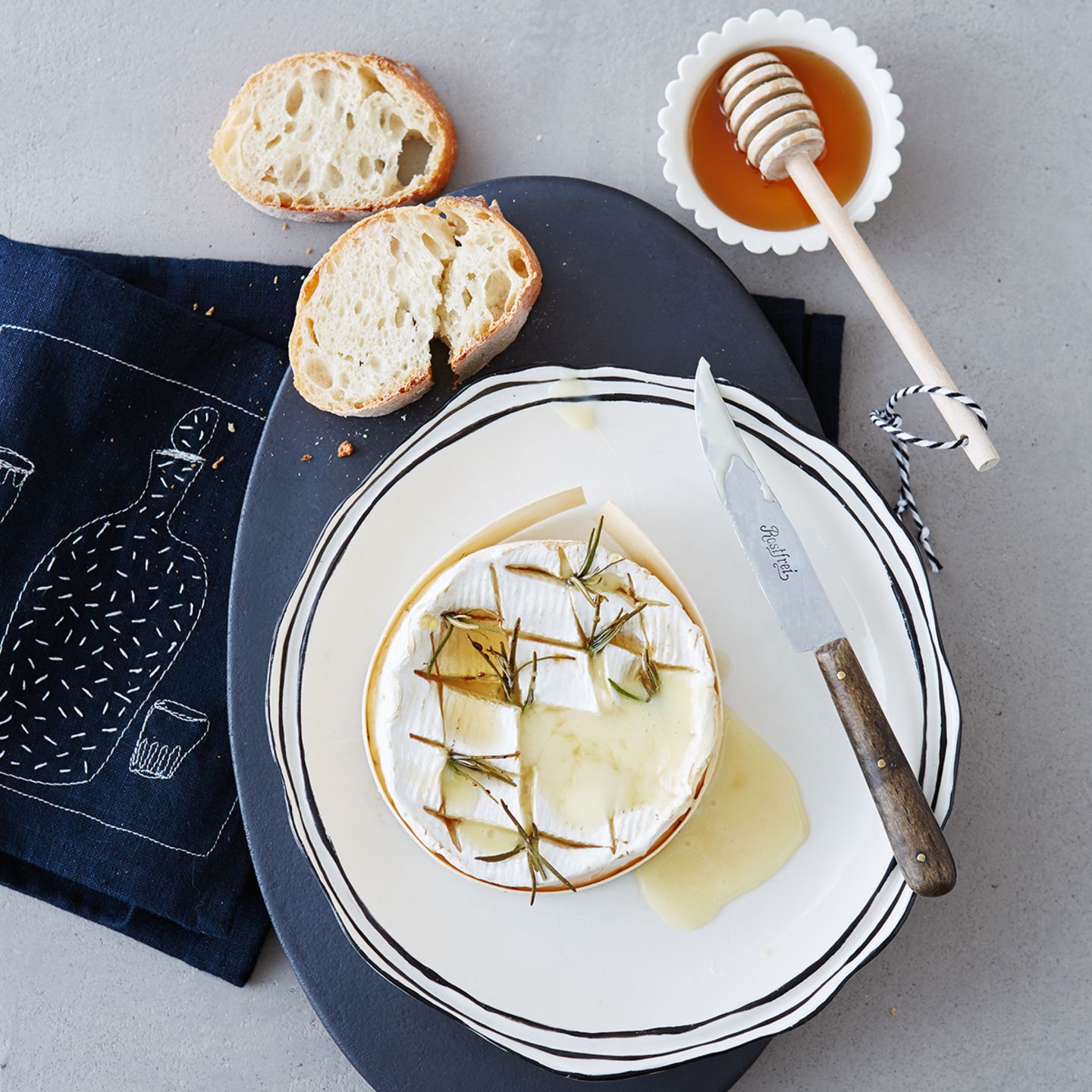 Rezept: Ofen-Camenbert mit Honig und Rosmarin
