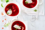 Rezept: Kaltes Erdbeer-Süppchen mit Joghurt-Nocken