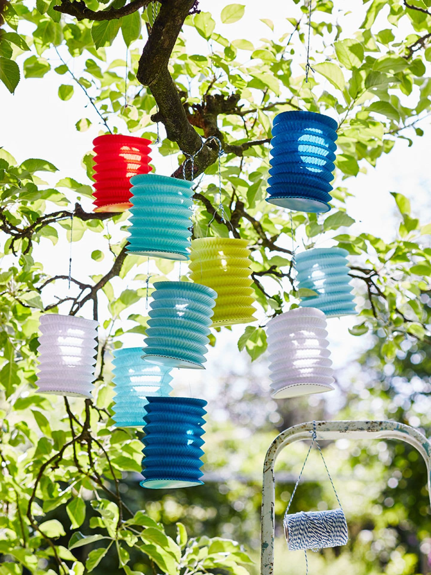 Bunte Lampions im Sommergarten