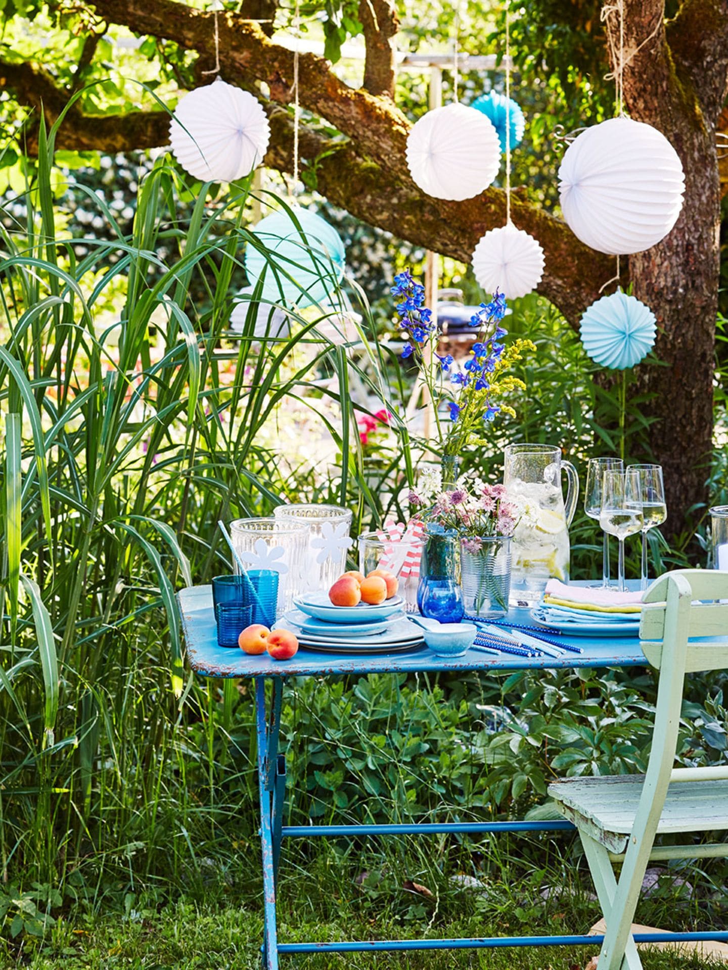 Gartentisch mit Utensilien für die Sommerparty