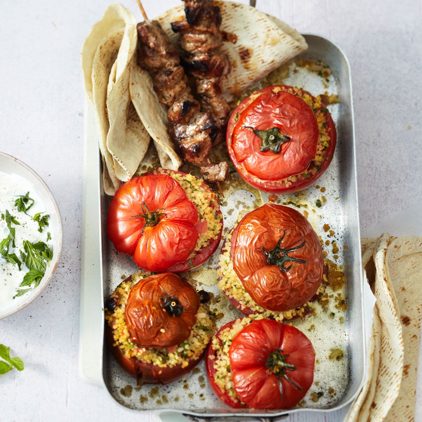 Rezept: Bulgur-Tomaten mit Kebab-Spießen