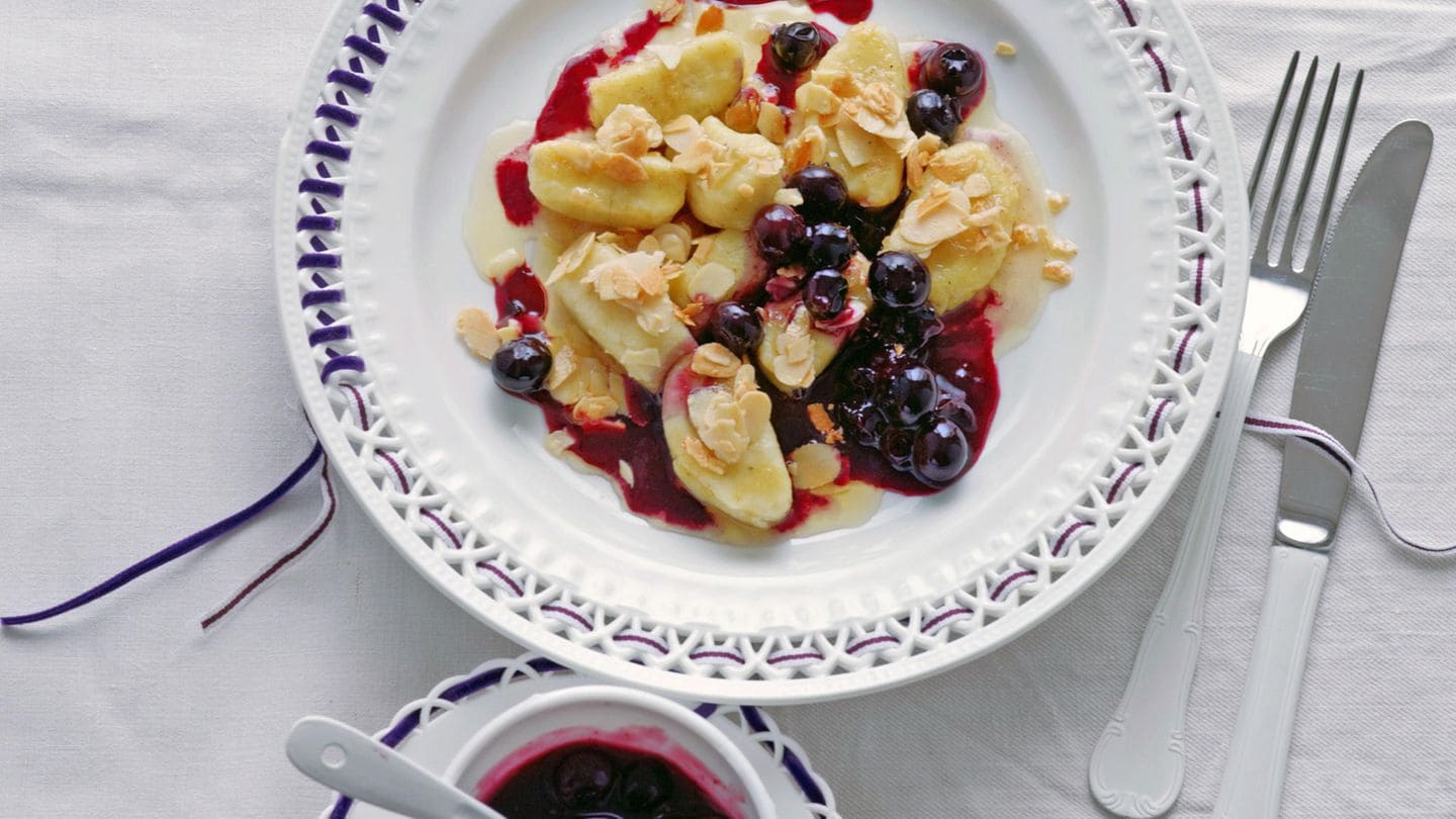 Süße Gnocchi mit Heidelbeerkompott Rezept - [LIVING AT HOME]