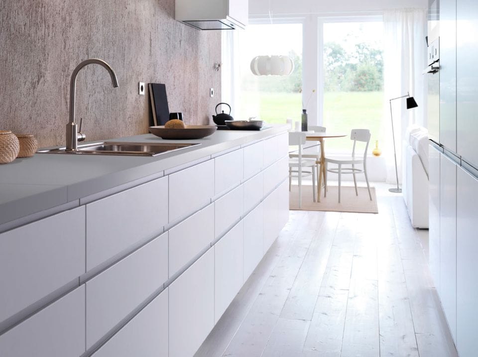 Weiße zweizeilige Küche von Ikea