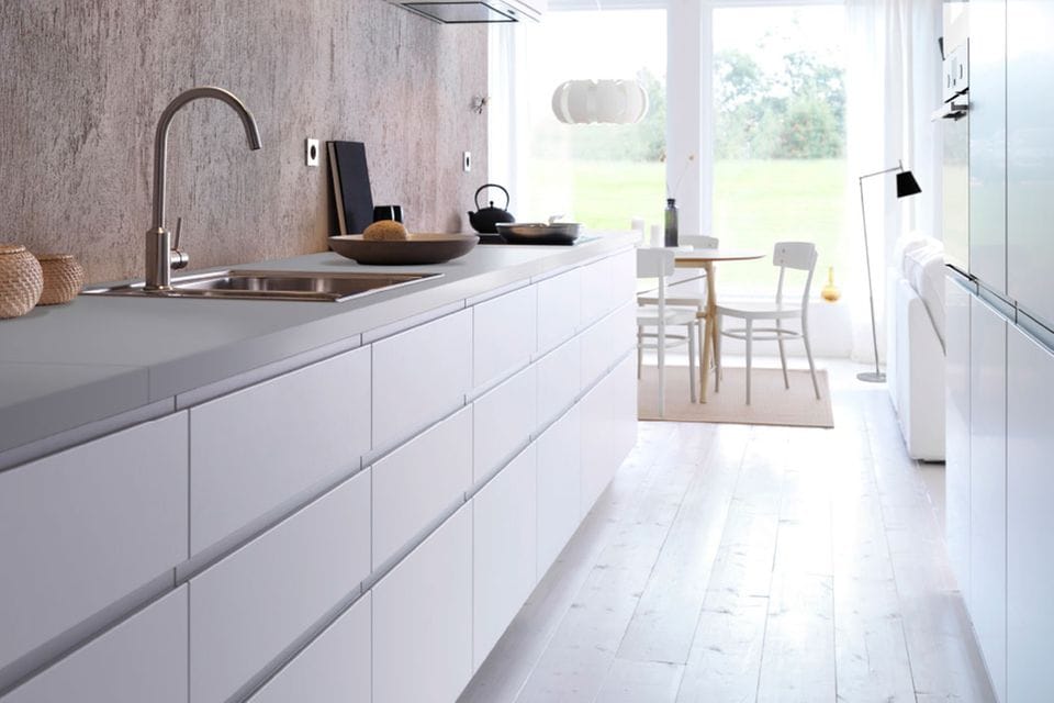 Weiße zweizeilige Küche von Ikea