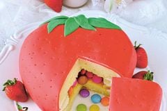 Erdbeer-Pinata-Torte mit Fondant
