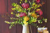 Herbststrauß aus Chrysanthemen, Nadelkissen und Eukalyptus