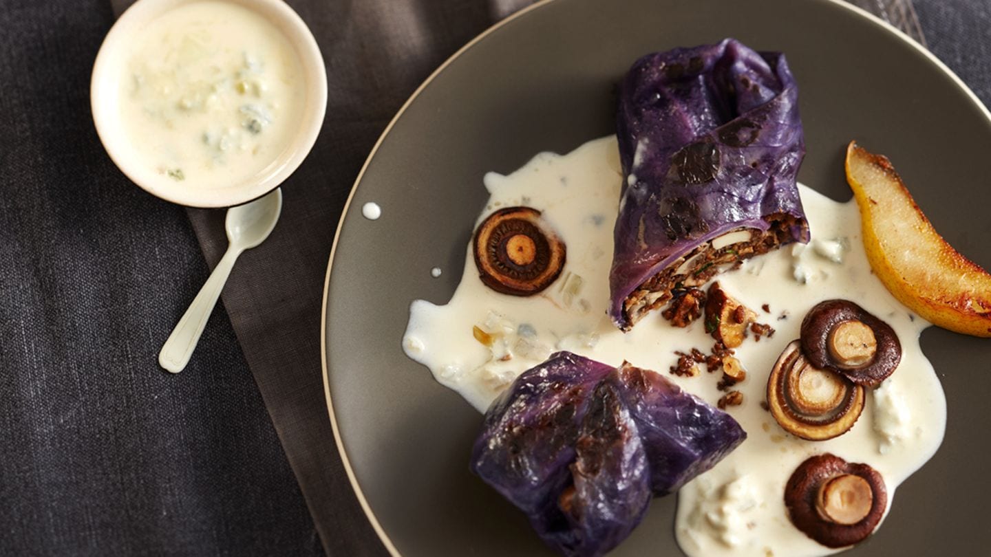 Rotkohl-Rouladen mit Pilz-Nuss-Füllung Rezept - [LIVING AT HOME]