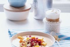 Rezept: Frisches Früchtemüsli mit Sanddorn-Joghurt