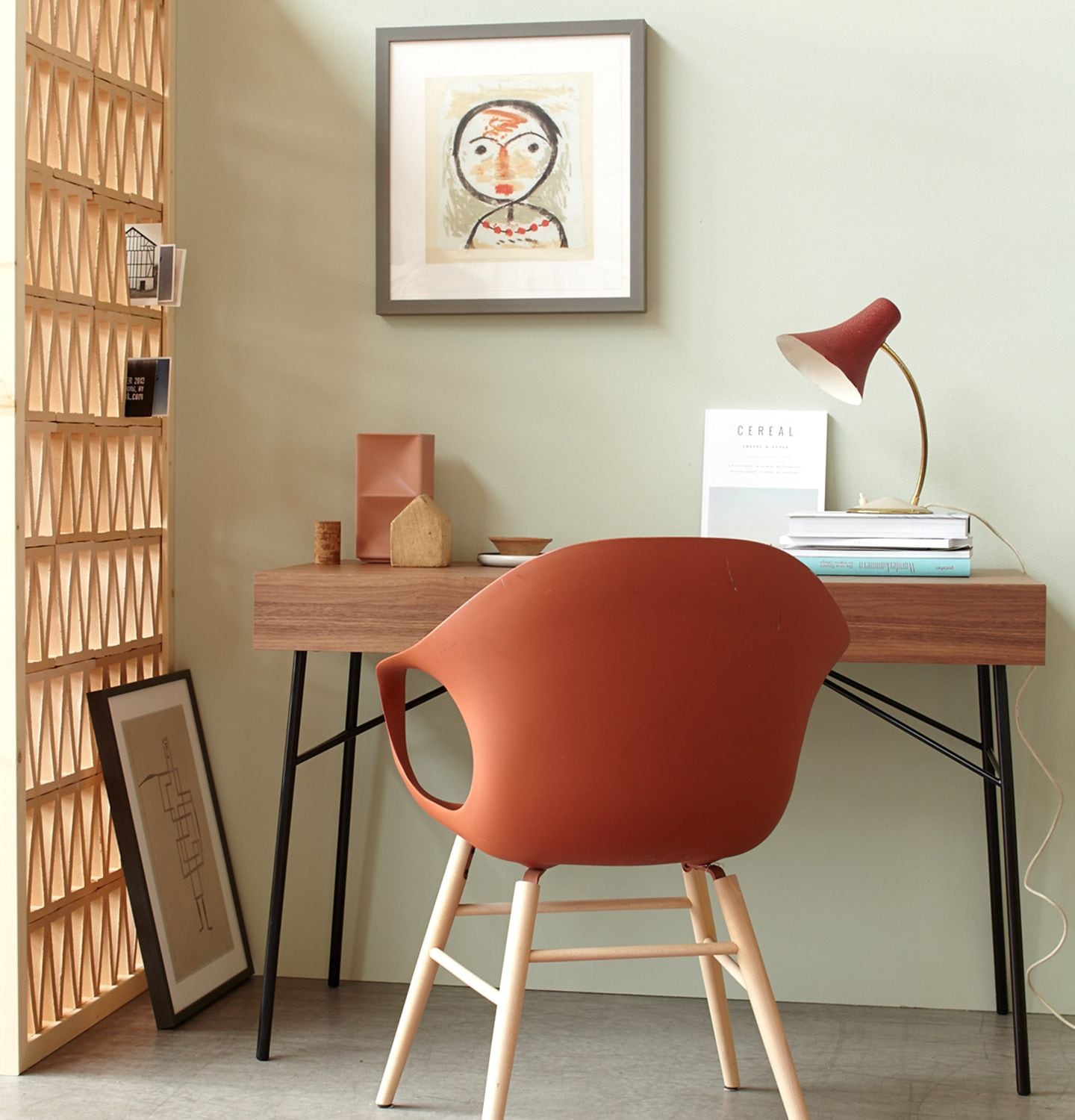 Trendfarbe Terrakotta: Stuhl und Tischleuchte