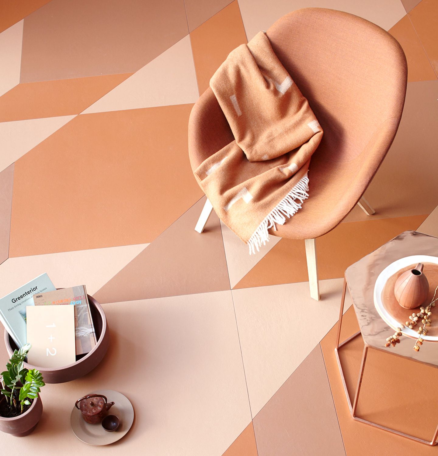 Trendfarbe Terrakotta: Bodenfliesen, Stuhl und Wolldecke