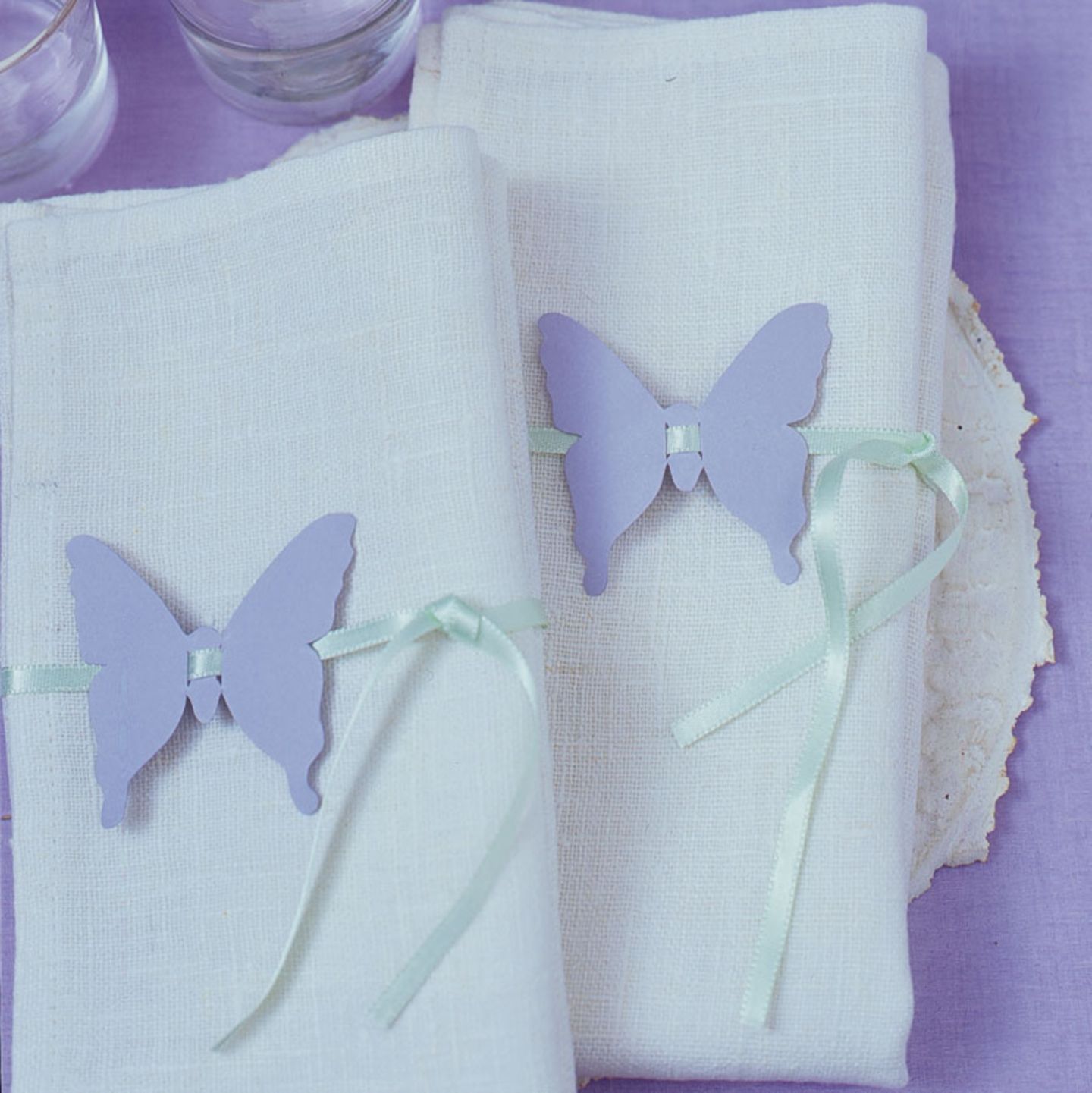 Servietten mit Schmetterlingen in Lavendel