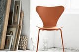 Stuhl Serie / von Fritz Hansen in Trendfarbe Terrakotta