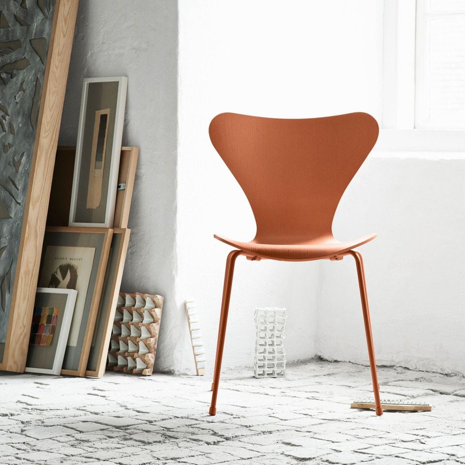 Stuhl Serie / von Fritz Hansen in Trendfarbe Terrakotta