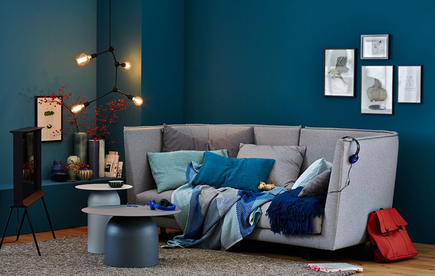 Wandarbe Blau mit Sofa in Grau