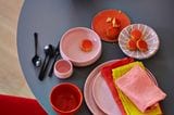 Geschirr in Rosa und Orange
