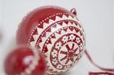 Klassische Weihnachtskugel in Rot und Weiß Ib Laursen