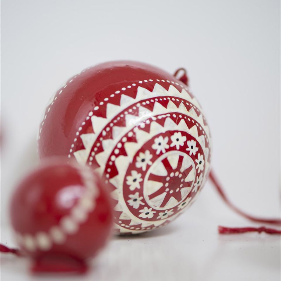 Klassische Weihnachtskugel in Rot und Weiß Ib Laursen