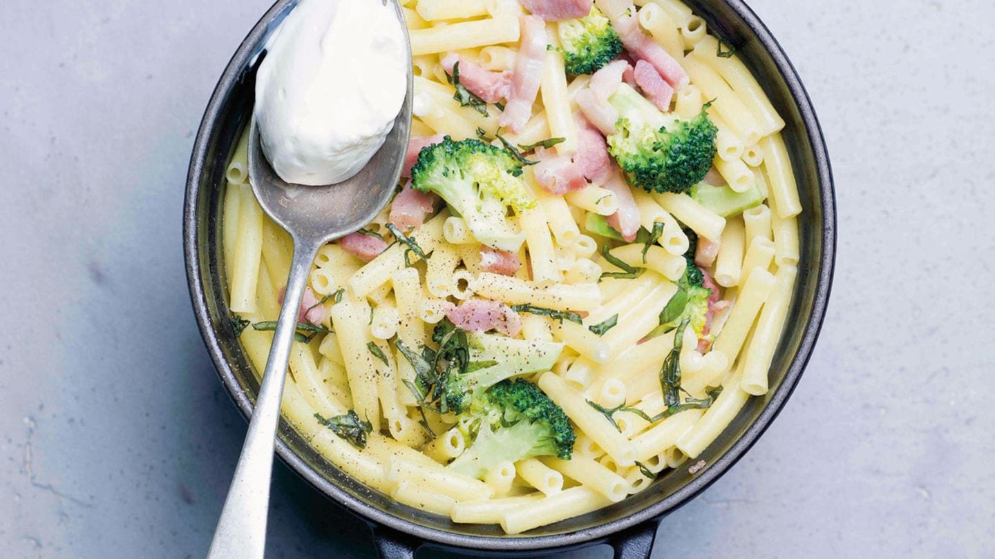 Nudeltopf mit Speck und Brokkoli Rezept - [LIVING AT HOME]