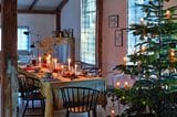 Weihnachtlich eingedeckter Tisch