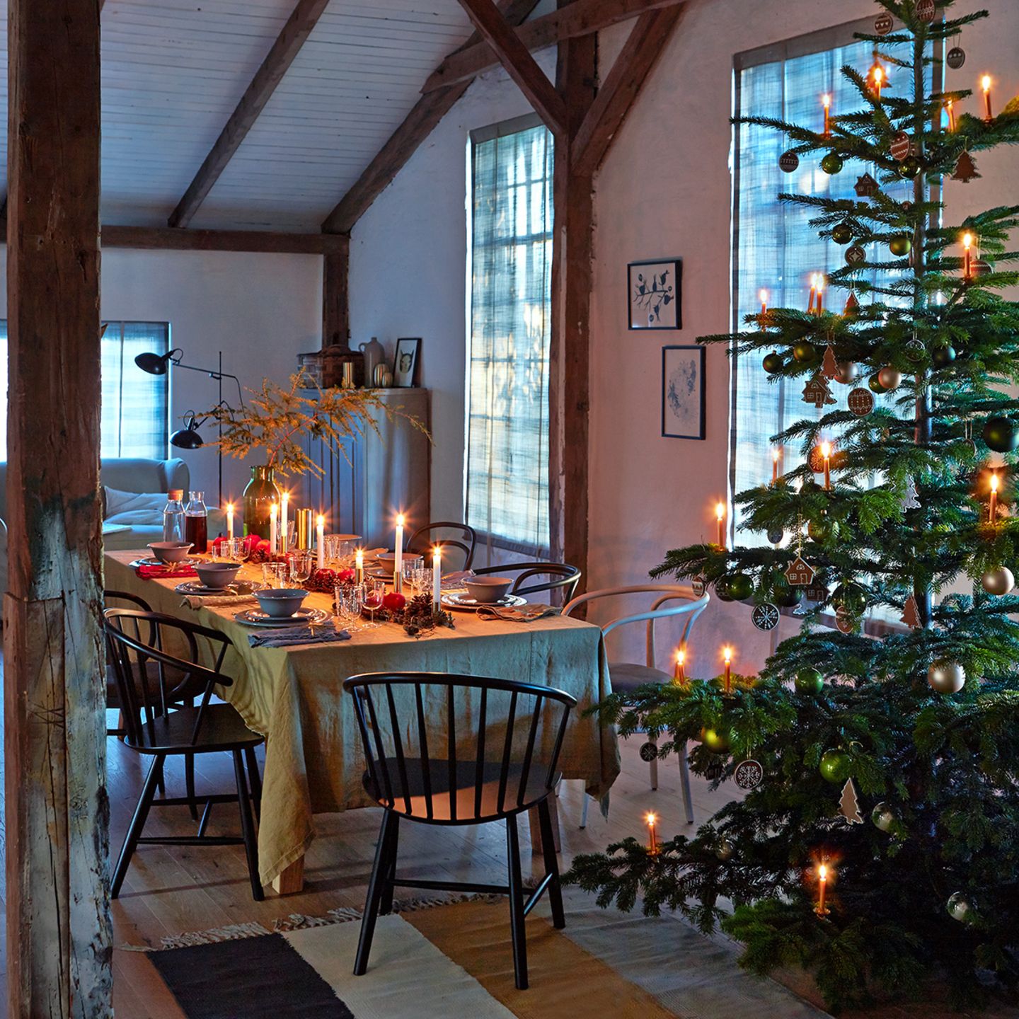 Weihnachtlich eingedeckter Tisch