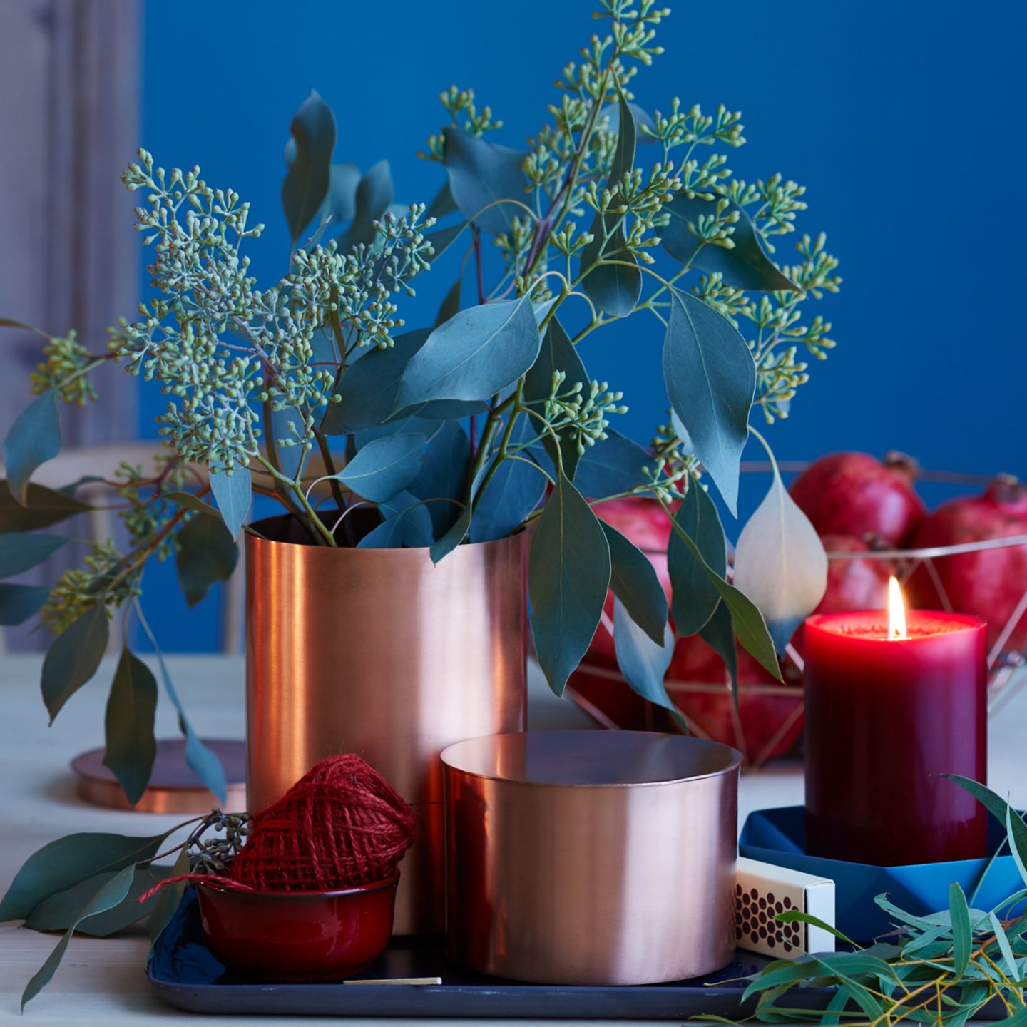 Tisch des Monats: Kupfer, Kerzen und Zweige