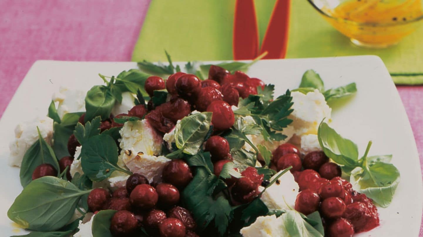 Kräutersalat mit Cranberries Rezept - [LIVING AT HOME]