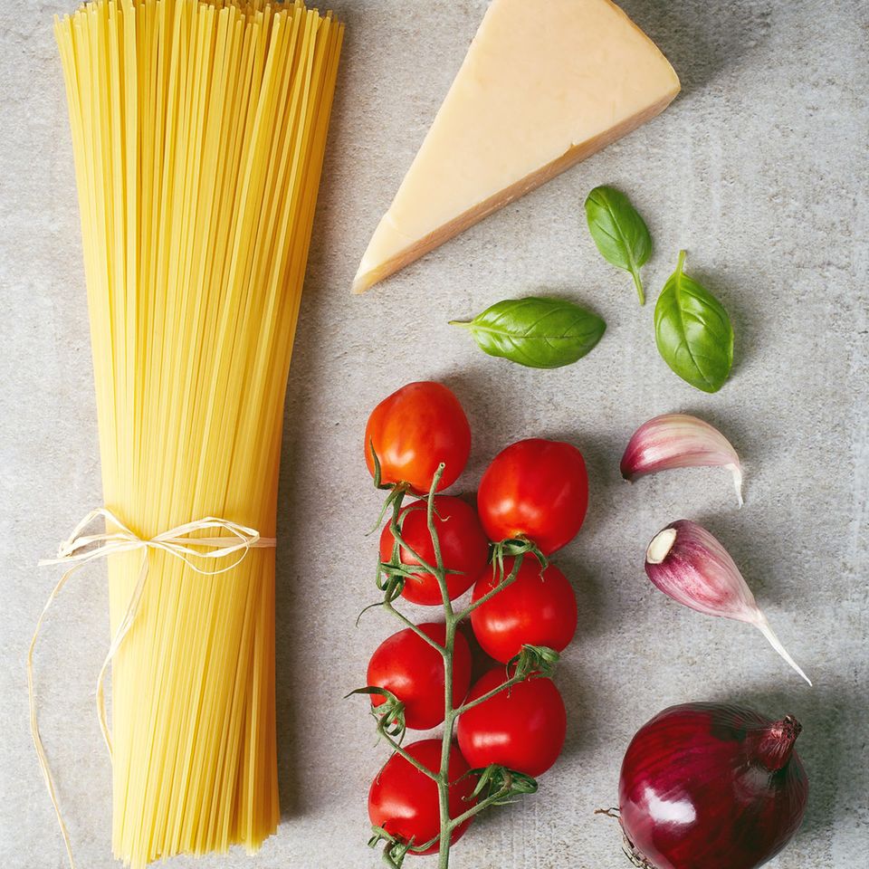 Rohe Spaghetti, Tomaten und Parmesan