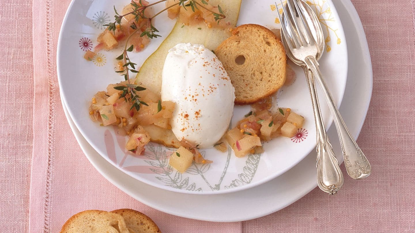 Ziegenfrischkäse-Mousse mit Birnenchutney Rezept - [LIVING AT HOME]