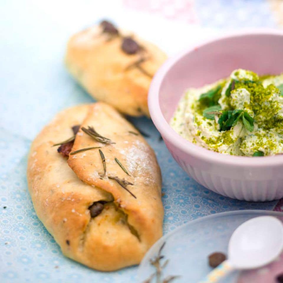 Rezept: Olivenfladen mit Pistazien-Schafskäse-Dip