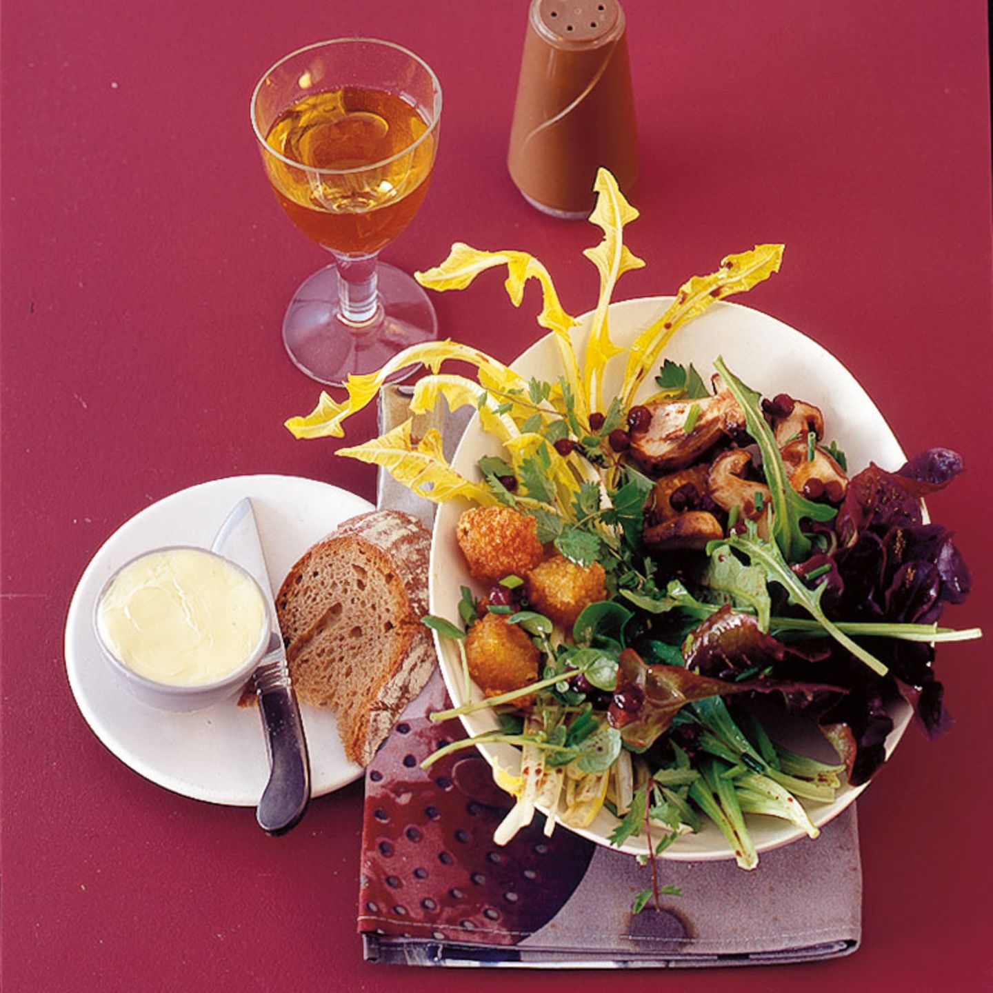 Salat mit Gebackenem Bergkäse Rezept - [LIVING AT HOME]