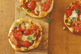Rezept: Pizza mit Salami und Kirschtomaten