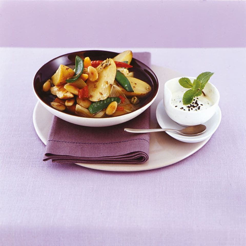 Rezept: Kartoffelcurry mit Mandeln, Hähnchenbrust und Minzjoghurt