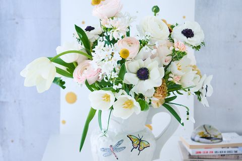 Blumenstrauß mit Schneeglöckchen, Anemonen, Ranukeln, Tulpen und Nelken
