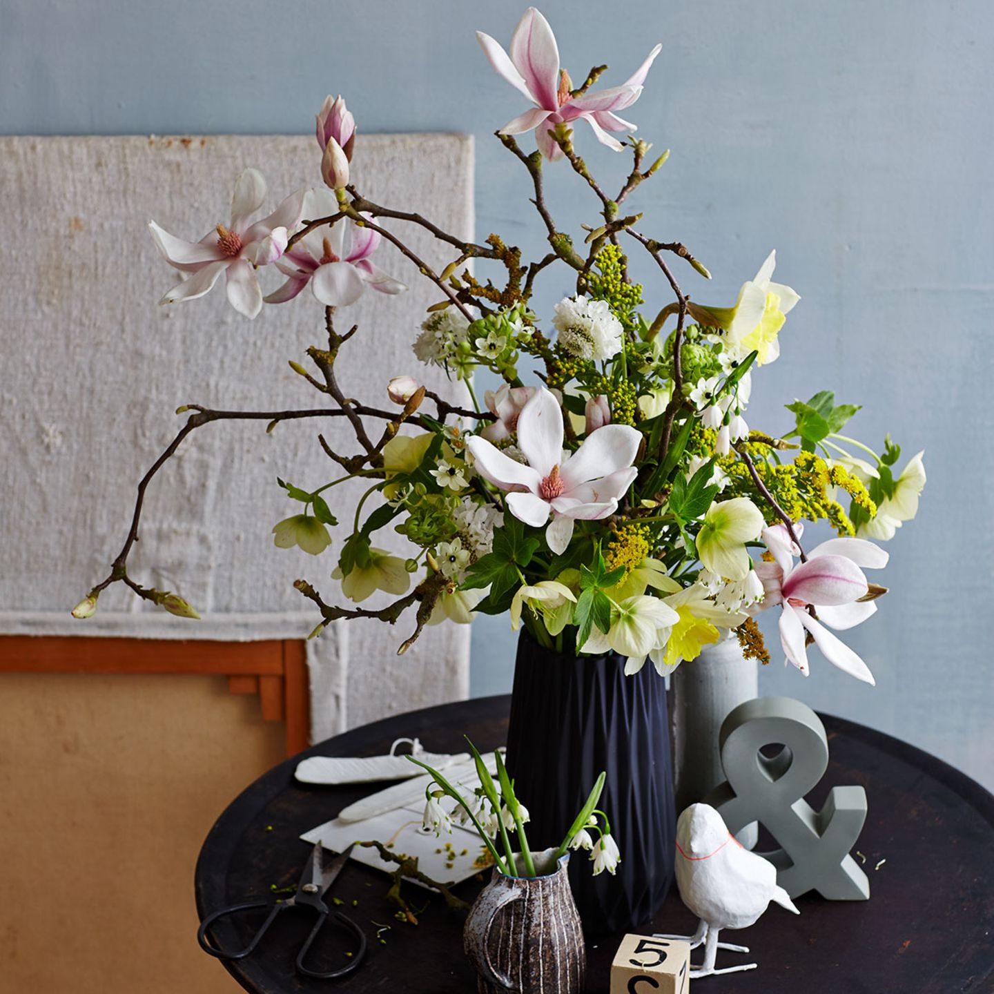 Blumenstrauß mit Magnolien und Narzissen