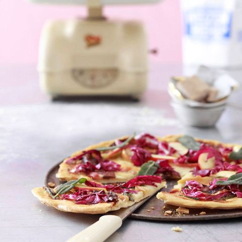 Käsepizza mit Apfel, Radicchio und Salbei