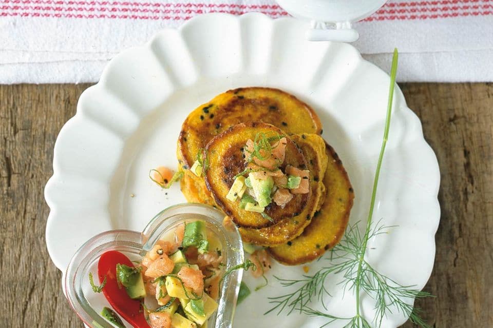 Rezept: Curry-Pancakes mit Avocado-Lachstatar