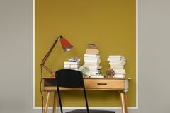 Möbel mit kontrastreichen Wandfarben in Szene setzen