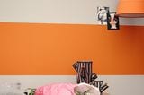Orangefarbener Blockstreifen an der Wand