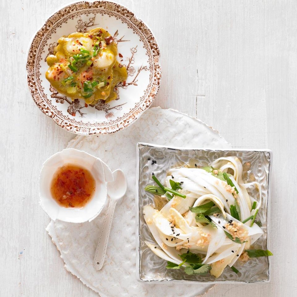 Rezept: Spargelsalat mit Garnelen-Omelette