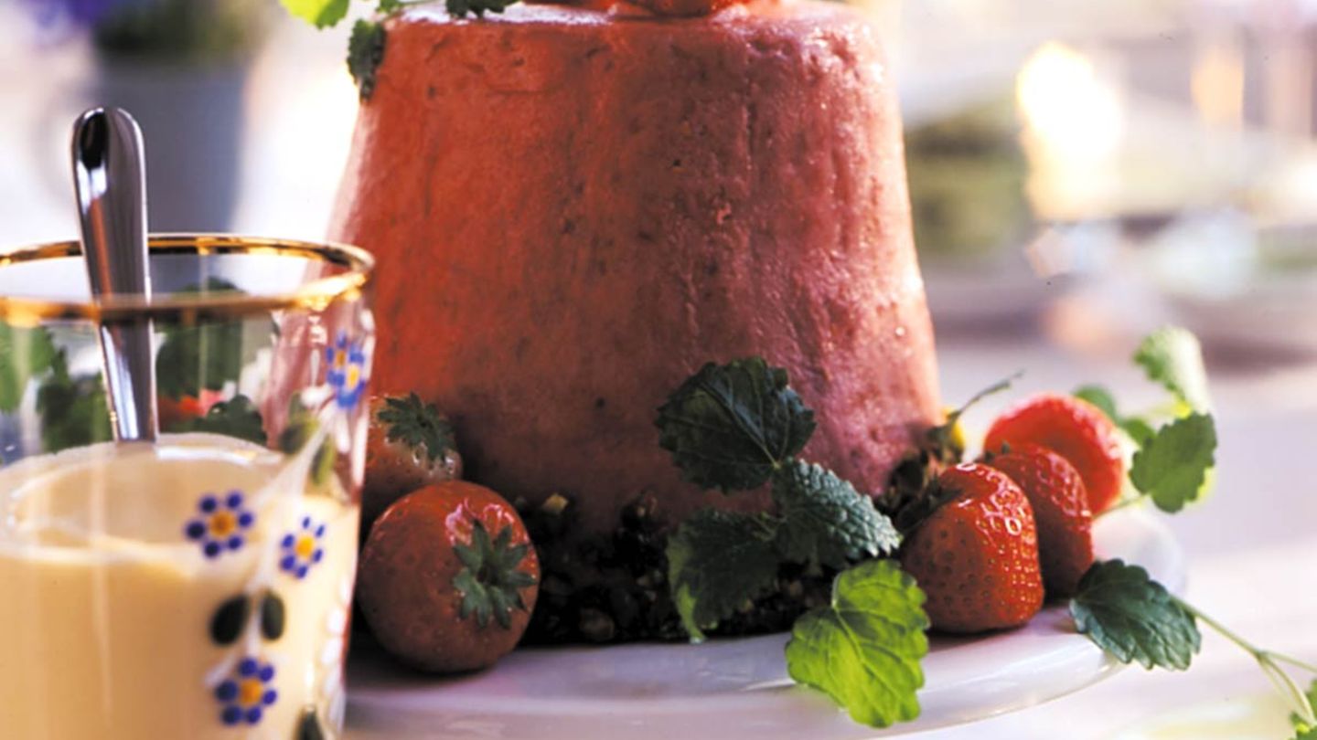 Rhabarber-Himbeer-Eis mit Weinschaumsauce Rezept - [LIVING AT HOME]