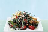 Rezept: Rauke-Erdbeer-Salat mit Sprossen und Hähnchenfilet