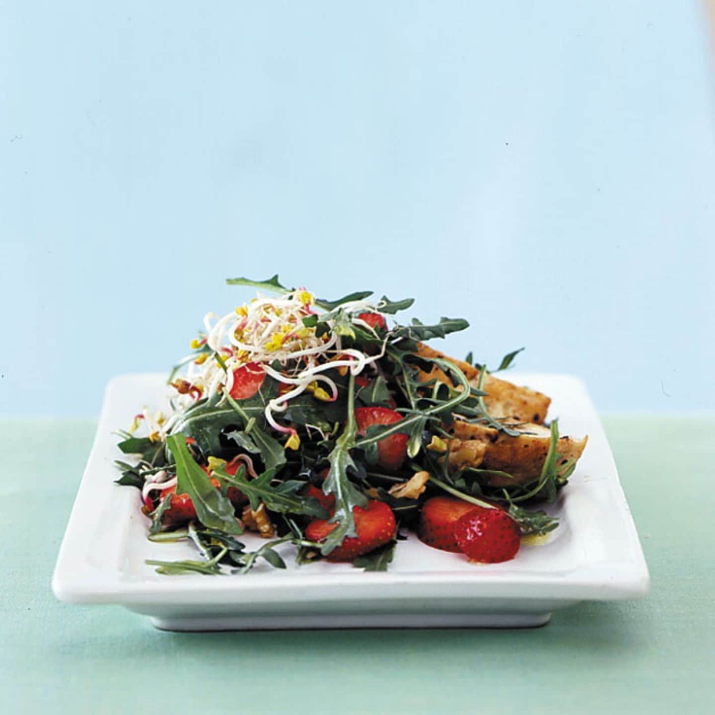 Rezept: Rauke-Erdbeer-Salat mit Sprossen und Hähnchenfilet